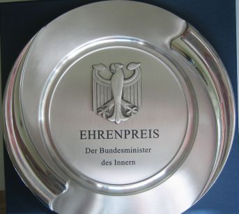 Mehr über den Artikel erfahren EM 2011: Bundesinnenminister stiftet Ehrenpreis